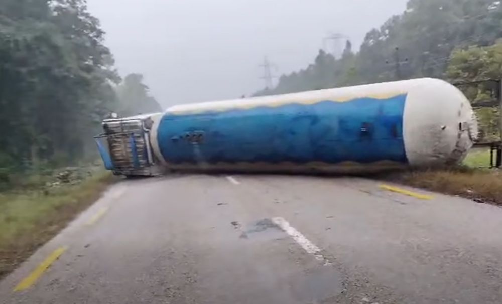 एलपीजी ग्याँस बोकेको ट्यांकर दुर्घटना