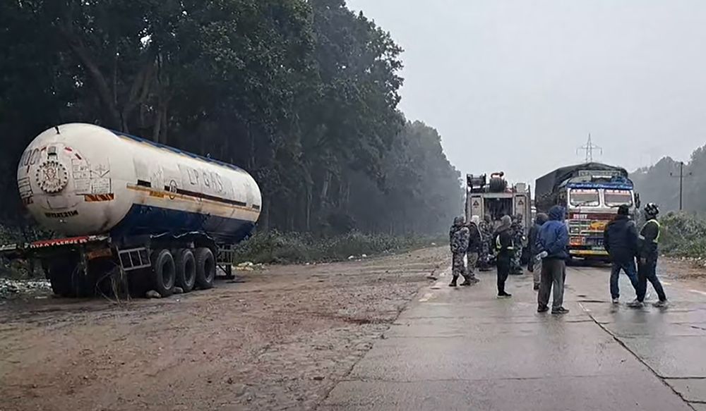 ग्याँस बुलेट पल्टिएर अवरुद्ध भएको पूर्व पश्चिम राजमार्ग २४ घण्टापछि सुचारु