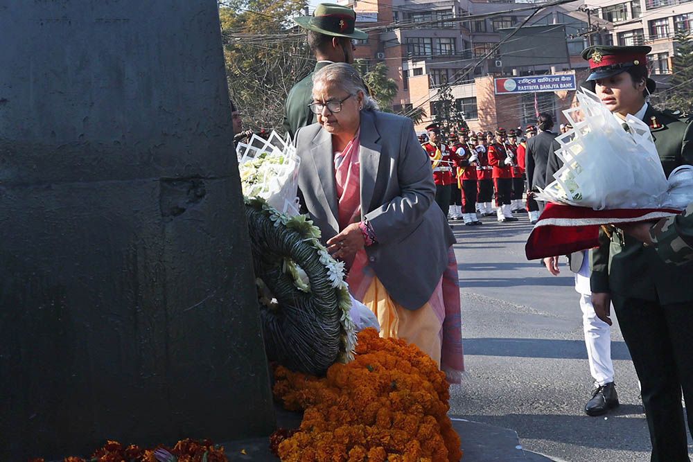 राष्ट्रपति पौडेलद्वारा राष्ट्र निर्माता पृथ्वीनारायण शाहको सालिकमा पुष्पहार अर्पण