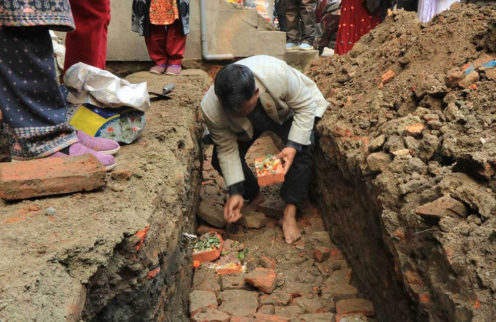 १५१ वर्ष पुरानो 'ढोका छेँ' पुननिर्माण सुरु