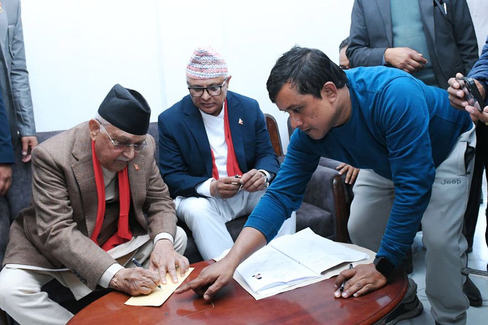 एमाले अध्यक्ष ओलीले झापा- ५ बाट दर्ता गरे उम्मेदवारी