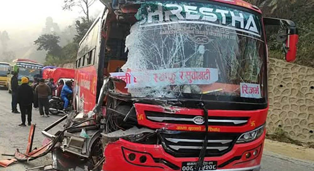 धादिङको १० किलोमा दुई बस ठोक्किए: एक स्थानीयको मृत्यु