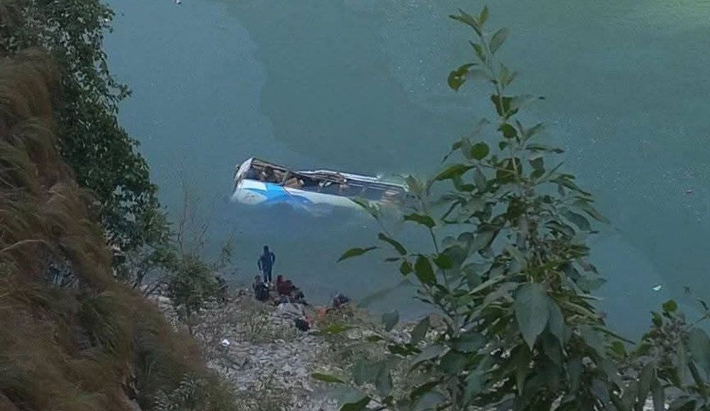 रामेछापमा यात्रुबाहक बस तामाकोशीमा खस्यो, उद्धार हुदै