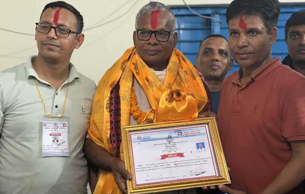 धनुषा- १ बाट नेकपाका यादवले पाए चुनाव जितेको प्रमाणपत्र