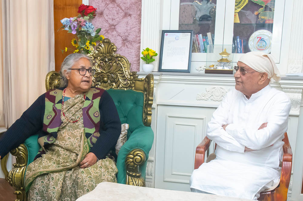 पितृशोकमा रहेका ओलीलाई भेट्न पुगिन प्रधानमन्त्री कार्की