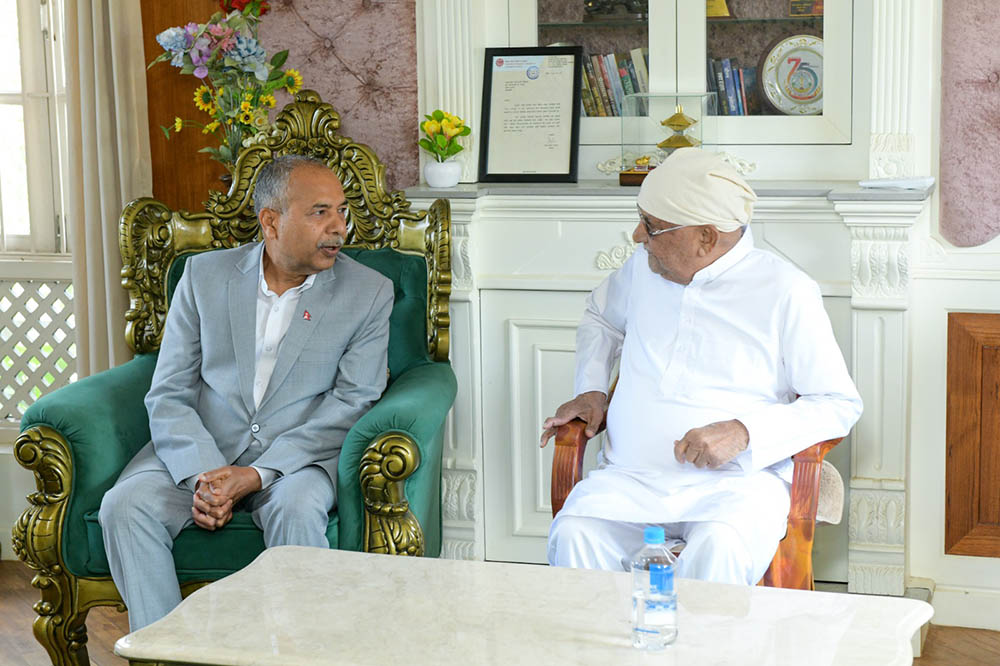 पितृशोकमा रहेका ओलीलाई भेट्न पुगे उपराष्ट्रपति यादव