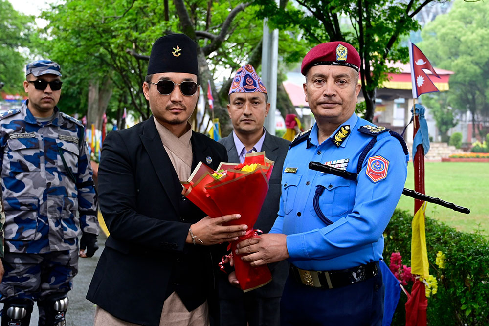 गृहमन्त्री गुरुङले गरे प्रहरी प्रधान कार्यालयको निरिक्षण