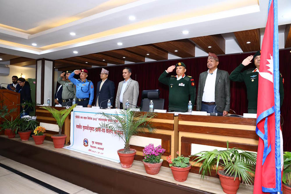 निर्वाचन सम्पन्न गराउन भूमिका खेल्ने कर्मचारी र सुरक्षा अधिकारीहरूलाई गृहमन्त्री अर्यालको सम्मान