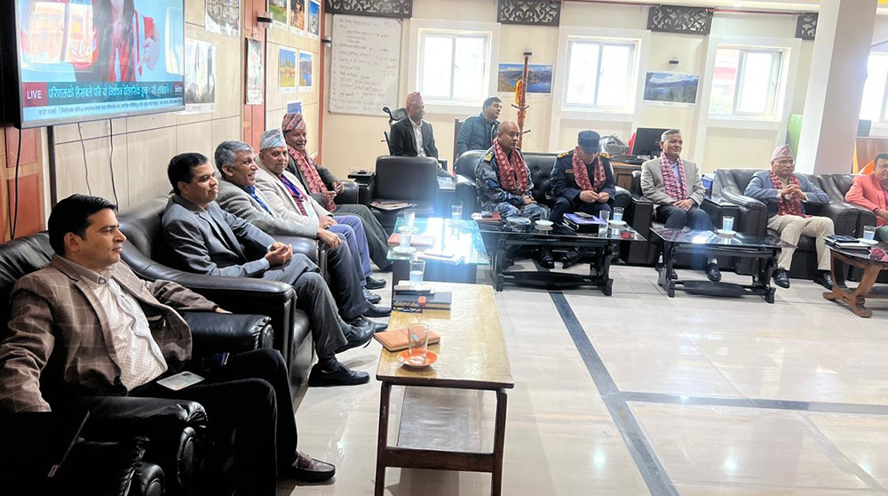 गृहमन्त्री अर्यालसहितको टोलीले कन्ट्रोल रुमबाट निर्वाचनको मनिटरिङ गर्दै