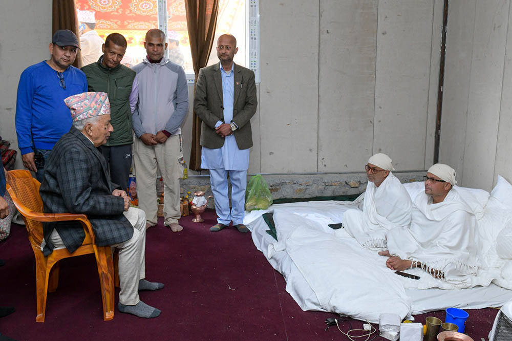 पितृशोकमा रहेका ओलीलाई भेट्न पुगे राष्ट्रपति पौडेल