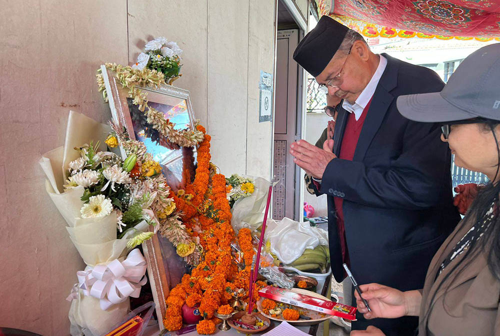 पितृशोकमा रहेका ओलीलाई भेट्न पुगे झलनाथ खनाल