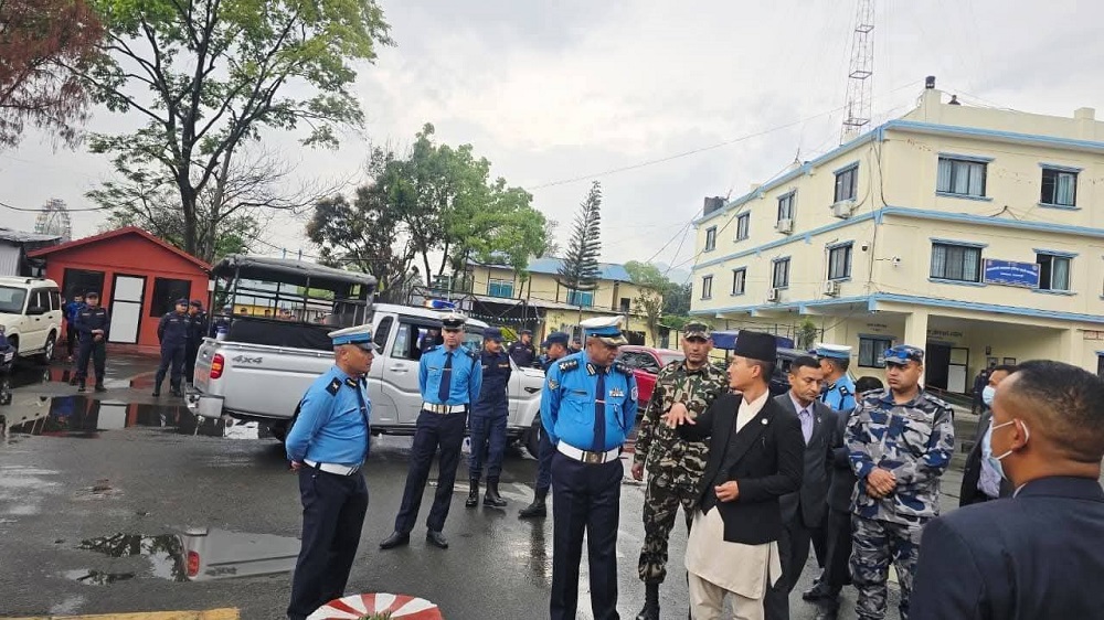 उपत्यकाका प्रहरी कार्यालयको अनुगमनमा गृहमन्त्री गुरुङ