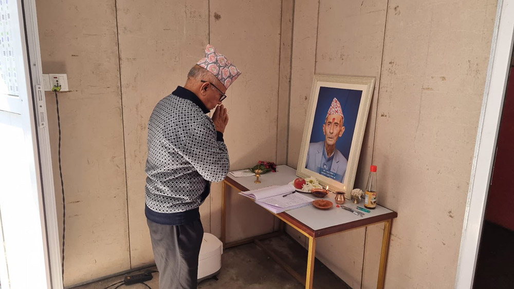 पितृशोकमा रहेका ओलीलाई भेट्न पुगे माधव नेपाल