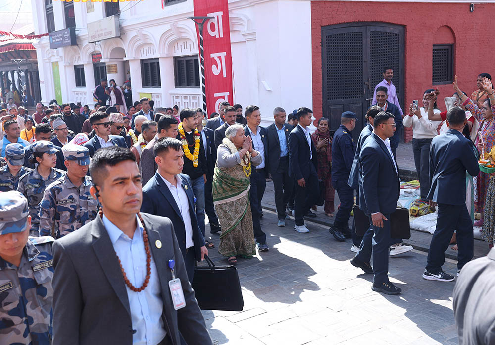 पशुपतिनाथमा प्रधानमन्त्री कार्कीले गरिन् रुद्राभिषेक पूजा