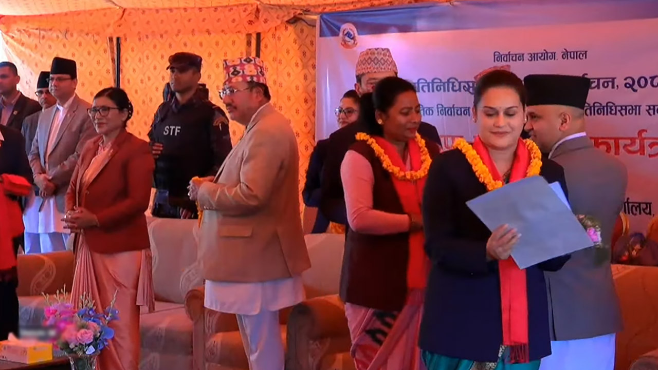 समानुपातिकतर्फ निर्वाचित सांसदलाई प्रमाणपत्र वितरण