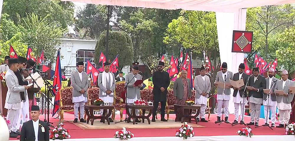 बालेनसहित यी १५ मन्त्रीले लिए शपथ